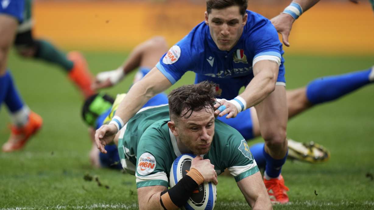 Ireland's Hugo Keenan, left, score a try as Italy's Martin Page-Relo tries to defend during the Six Nations rugby match between Italy and Ireland, at Rome's Olympic Stadium, Saturday, March 15, 2025.