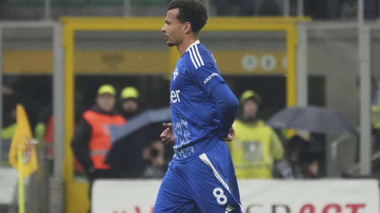 Como's Dele Alli leaves the pitch after receiving a red card during the Serie A soccer match between AC Milan and Como at the San Siro stadium, in Milan, Italy, Saturday, March 15, 2025.