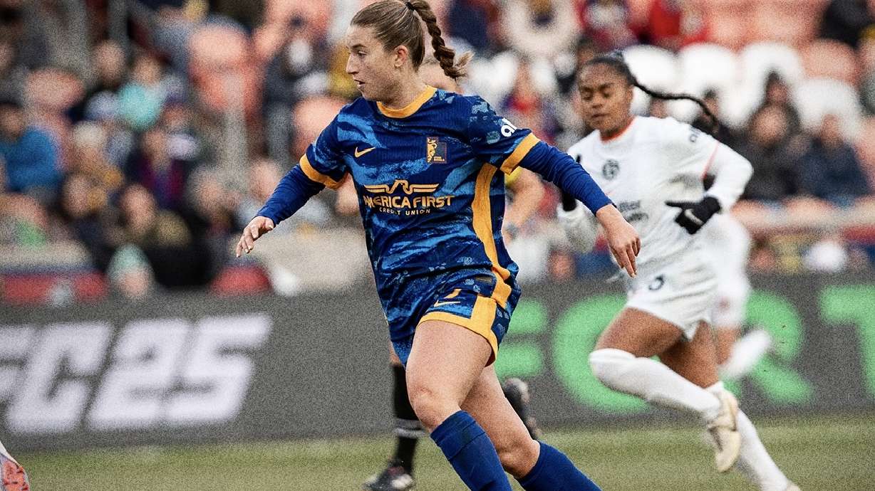 Ally Sentnor dribbles against Bay FC.