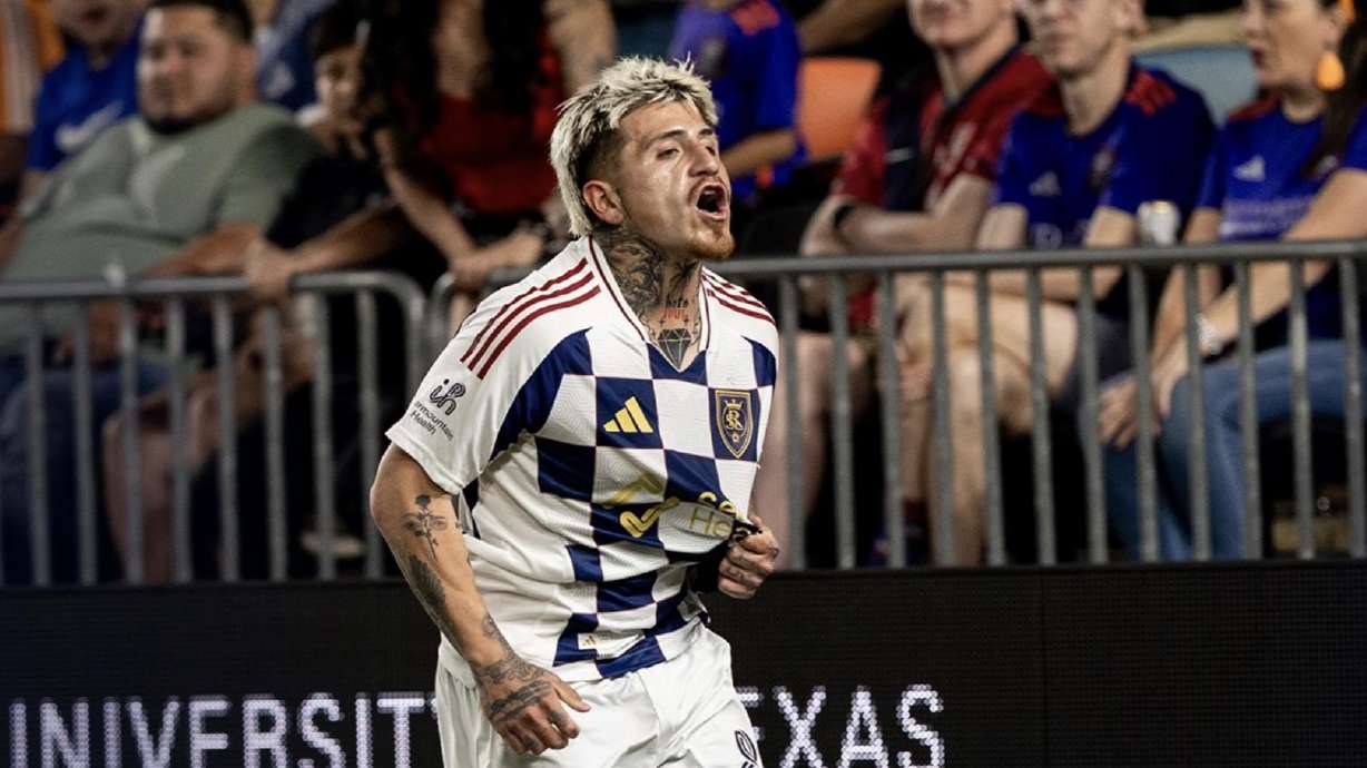 Diego Luna celebrates his goal against the Houston Dynamo.