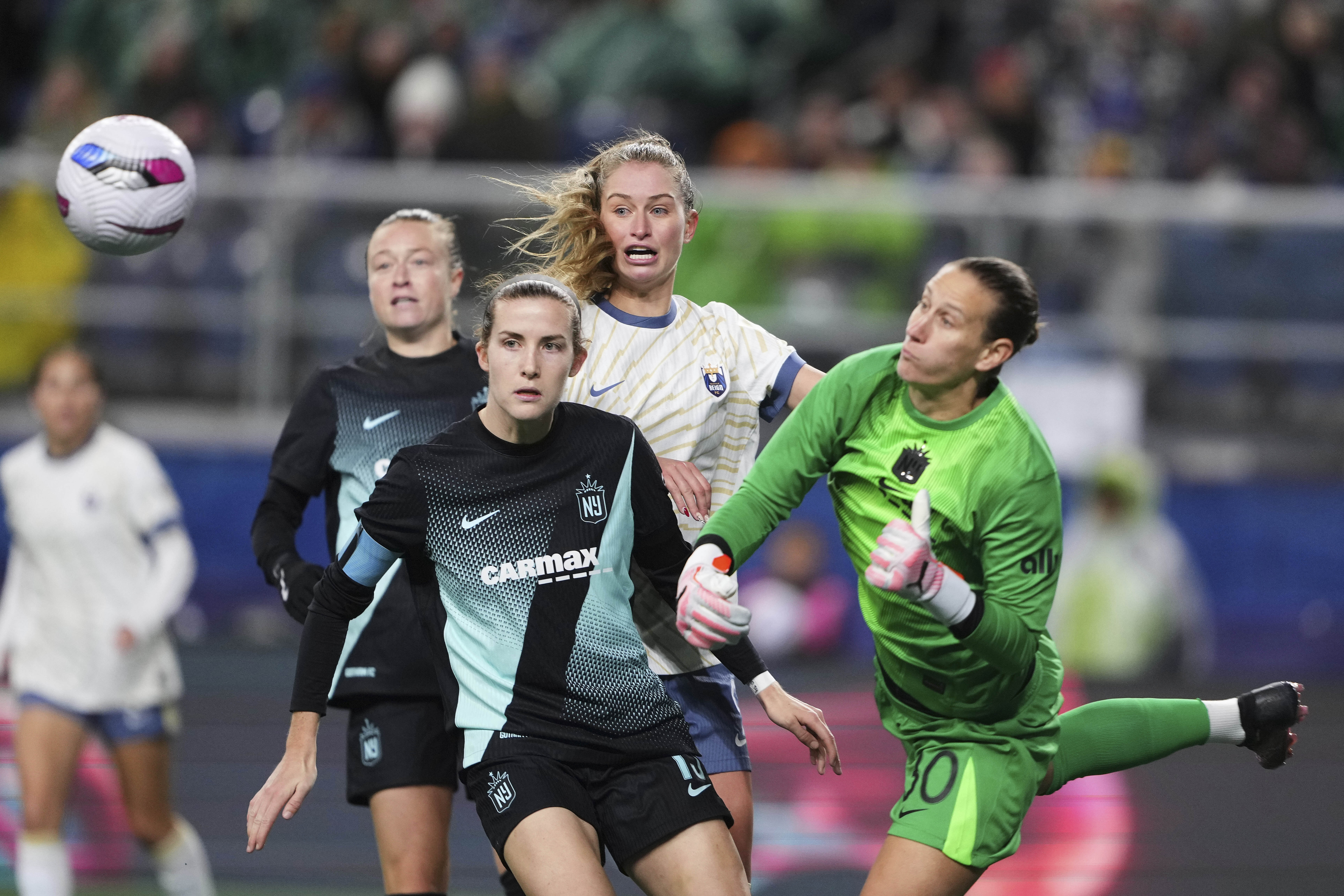 Chawinga and Current dominate early in 3-1 win over Thorns