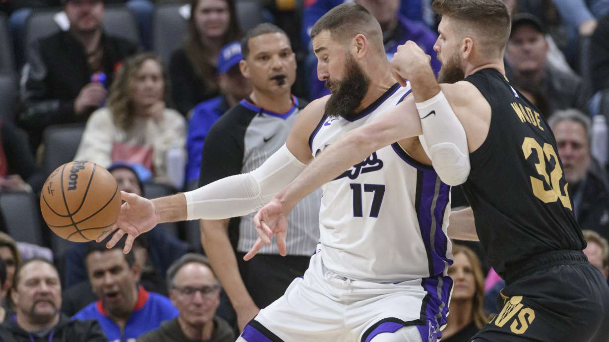 Sacramento Kings center Jonas Valanciunas (17) is guarded by Cleveland Cavaliers forward Dean Wade (32) during the second half of an NBA basketball game in Sacramento, Calif., Wednesday, March 19, 2025.