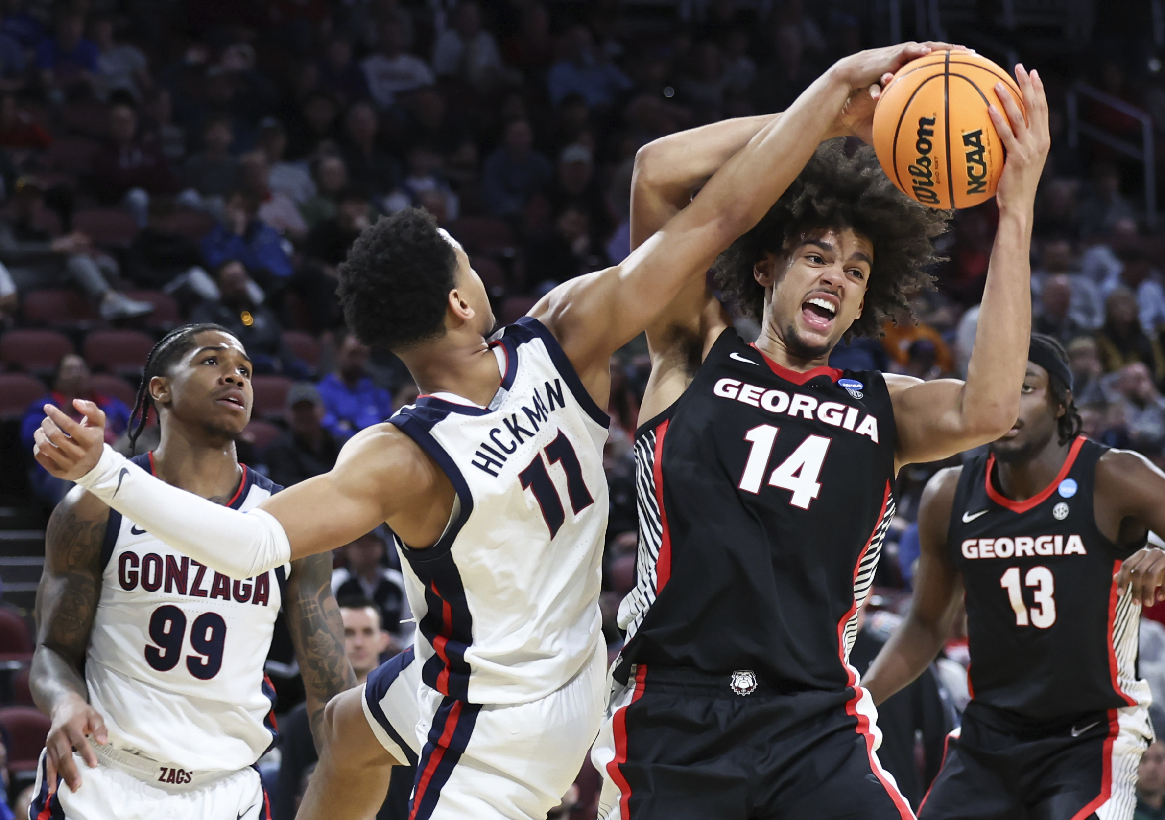 Georgia forward Asa Newell (14) fights for a rebound against Gonzaga guard Nolan Hickman (11) during the second half in the first round of the NCAA college basketball tournament, Thursday, March 20, 2025, in Wichita, Kan. 