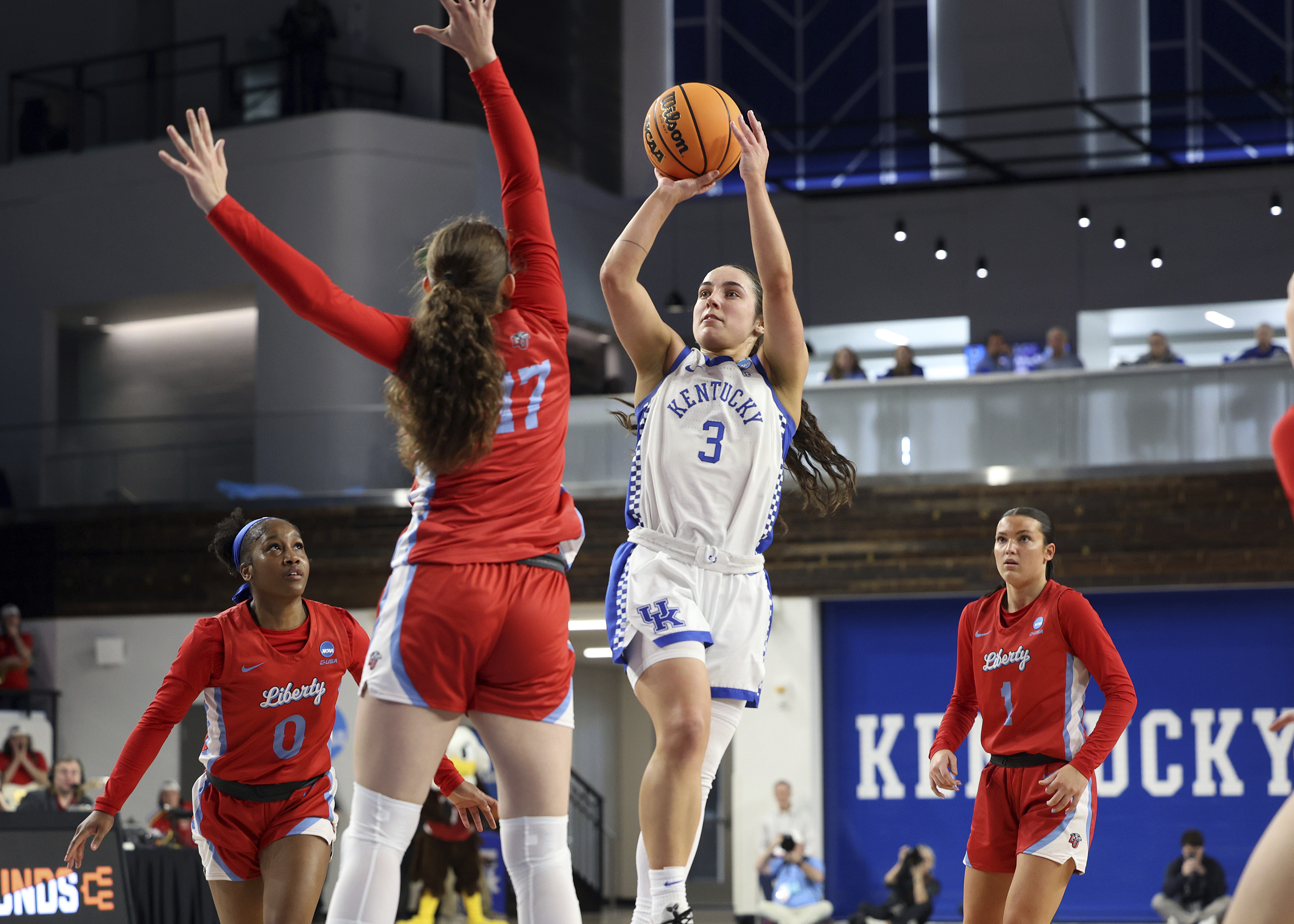 Georgia Amoore scores 34 points and Kentucky holds off charge by Liberty for 79-78 March Madness win