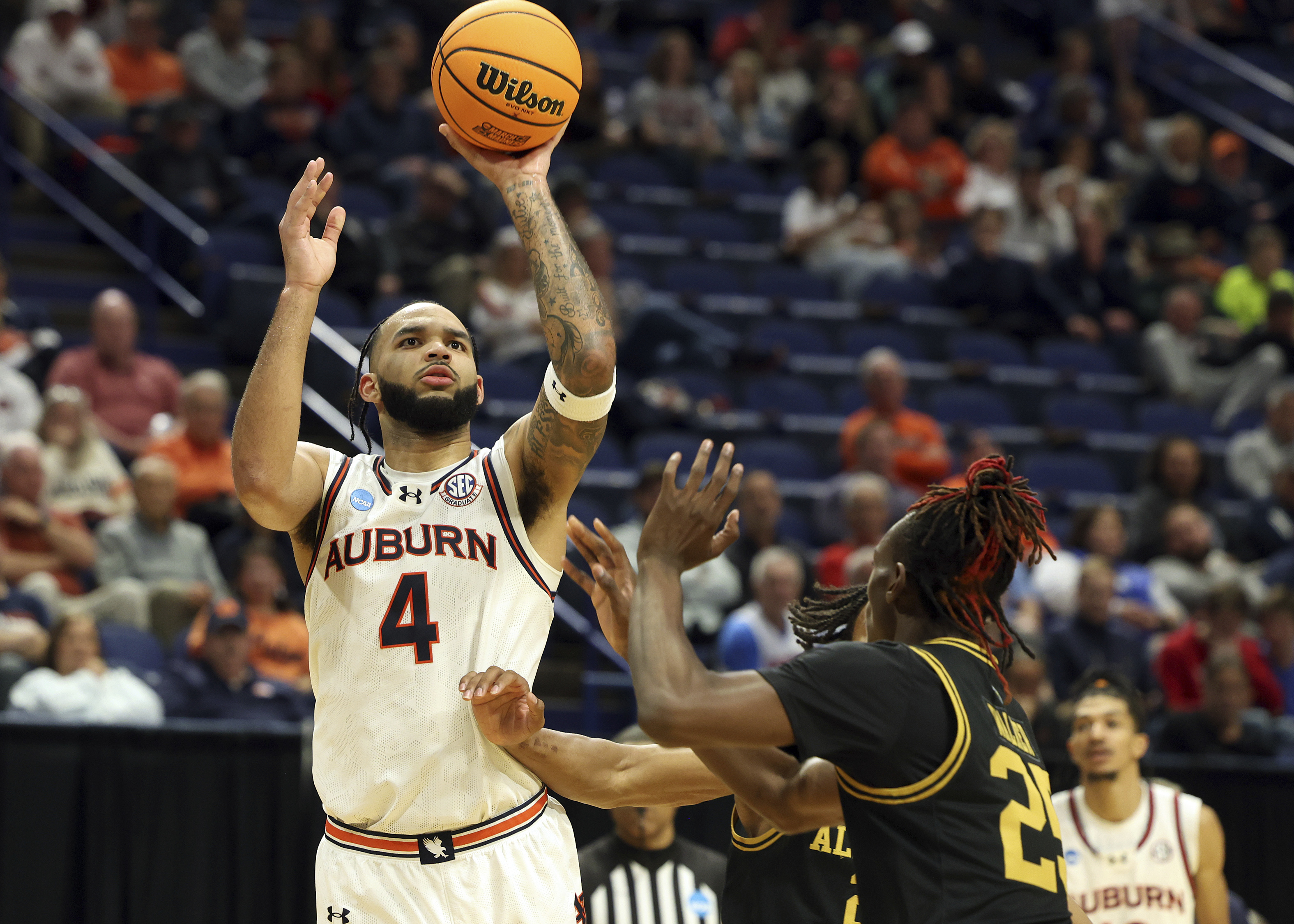 Auburn's Johni Broome, Creighton's Ryan Kalkbrenner centers of attention in March Madness matchup
