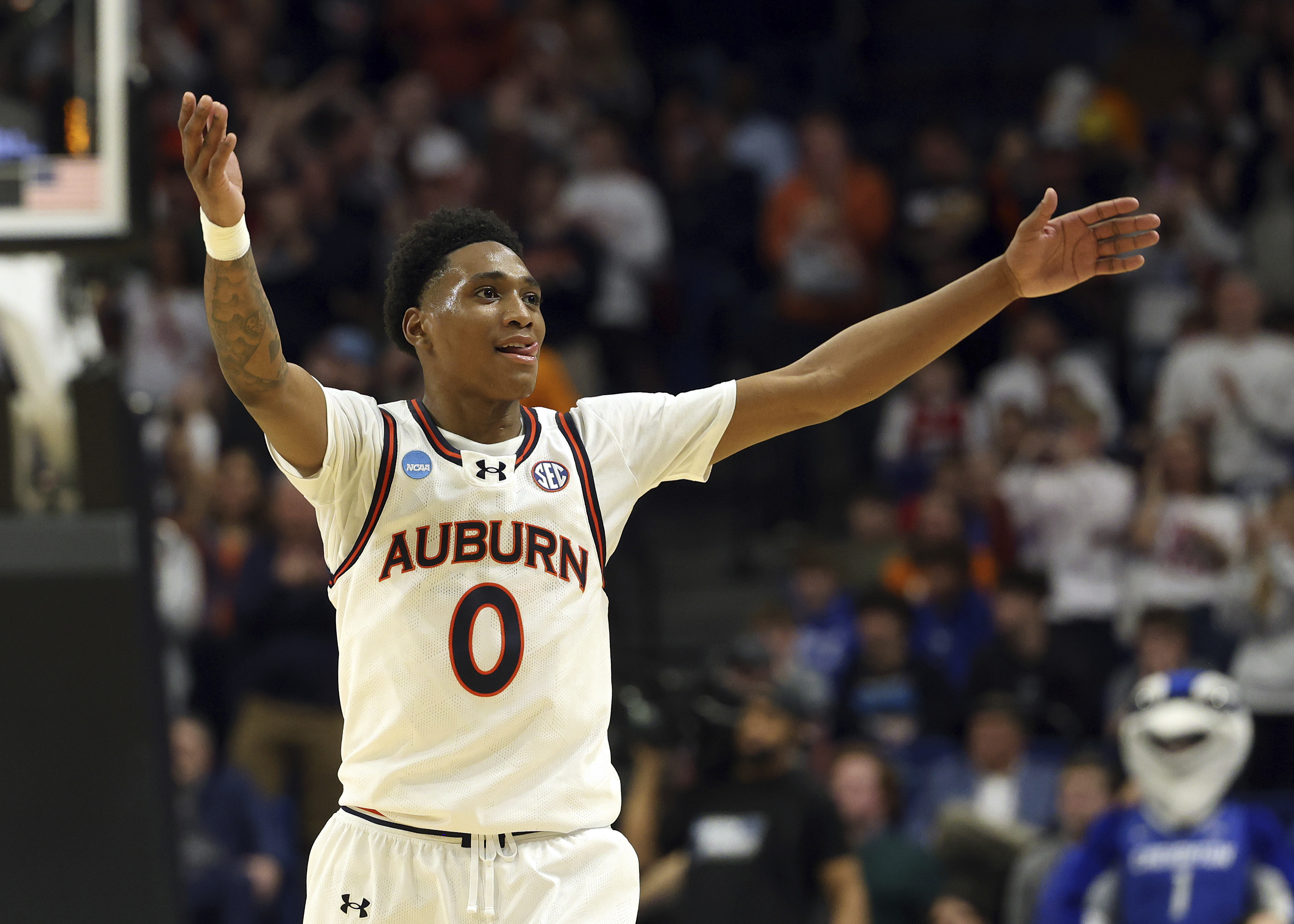 Top overall seed Auburn reaches first Sweet 16 since 2019, turning away Creighton 82-70