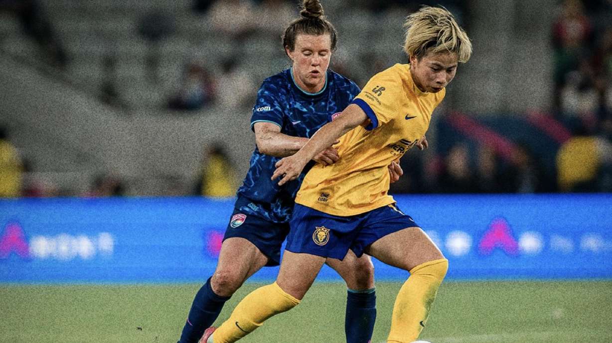 Mina Tanaka, right, fends off a San Diego defender.