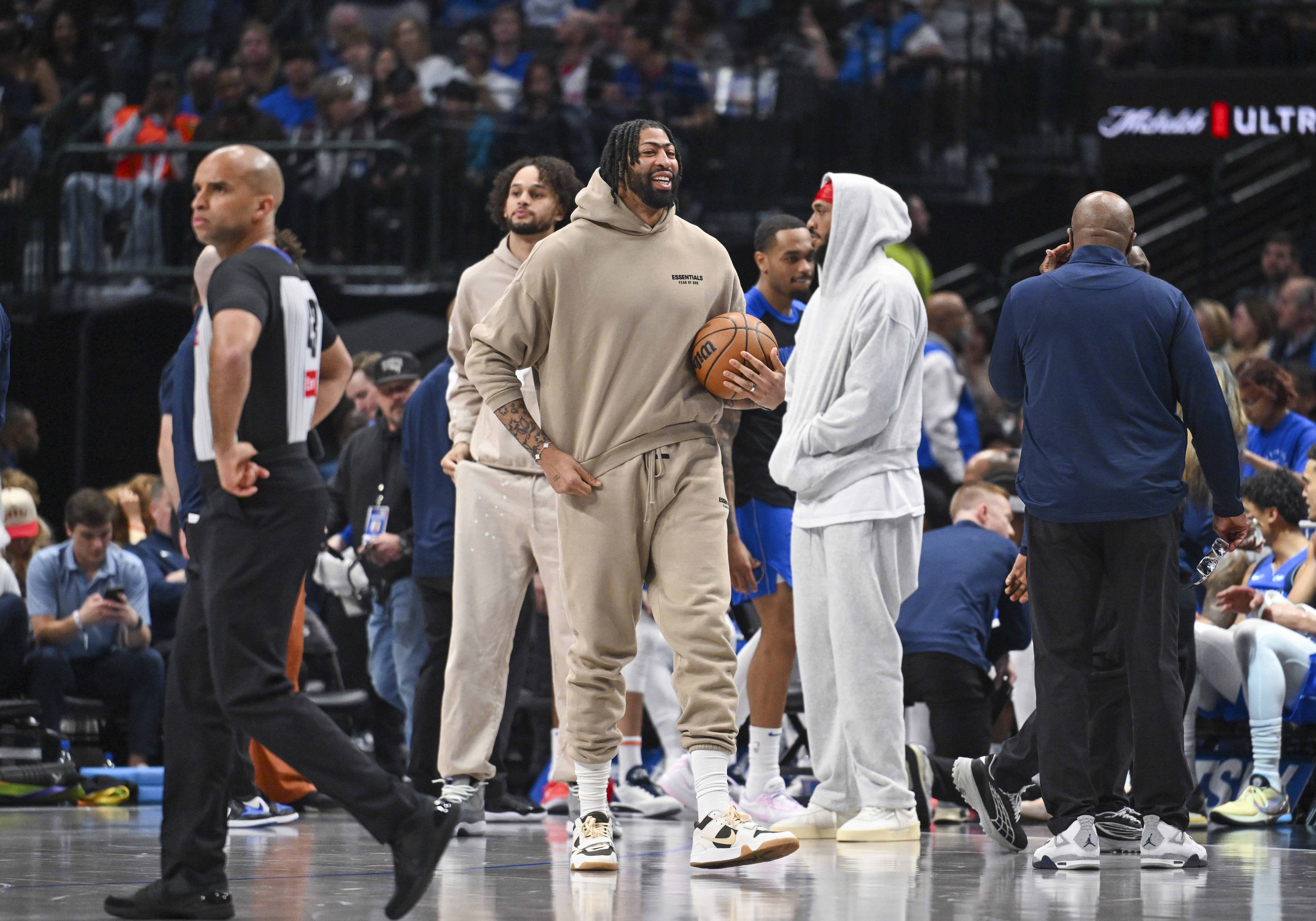 Mavs' Anthony Davis could be close to return from injury, but is listed as doubtful against Nets