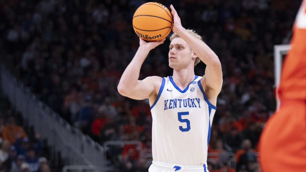 Kentucky guard Collin Chandler (5) scores a three-point basket against Illinois during the first half in the second round of the NCAA college basketball tournament, Sunday, March 23, 2025, in Milwaukee.