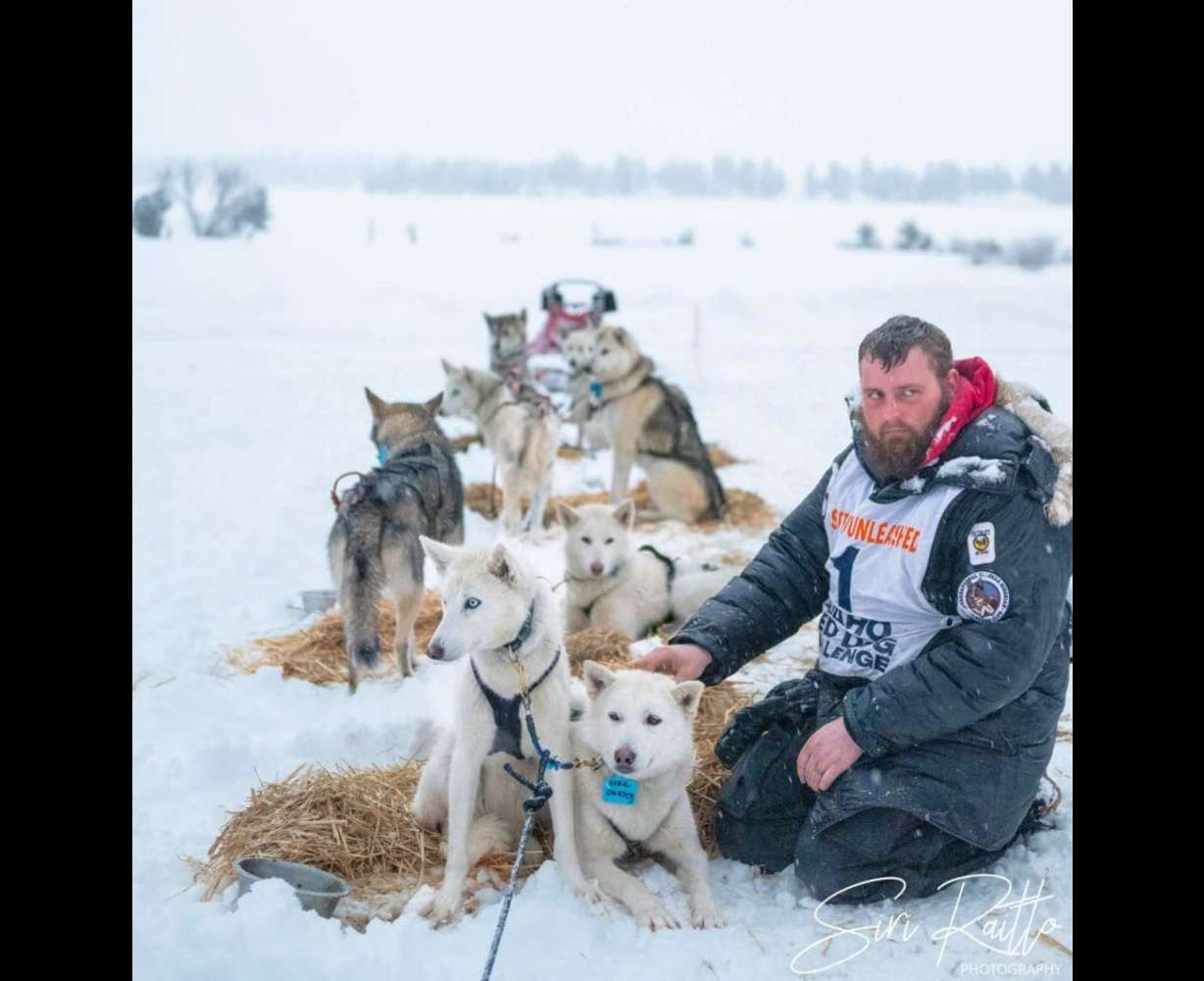 Michael Tarver and his dogs take a break during a race.