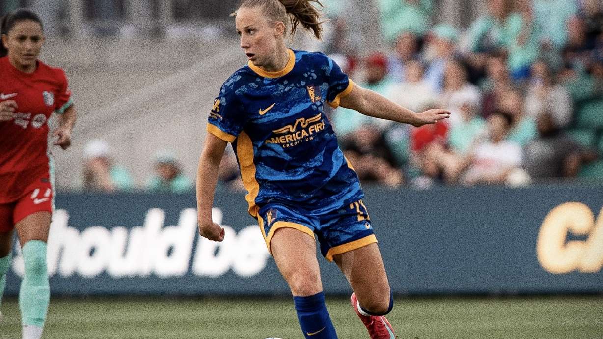 Dana Foederer dribbles the ball against Kansas City.