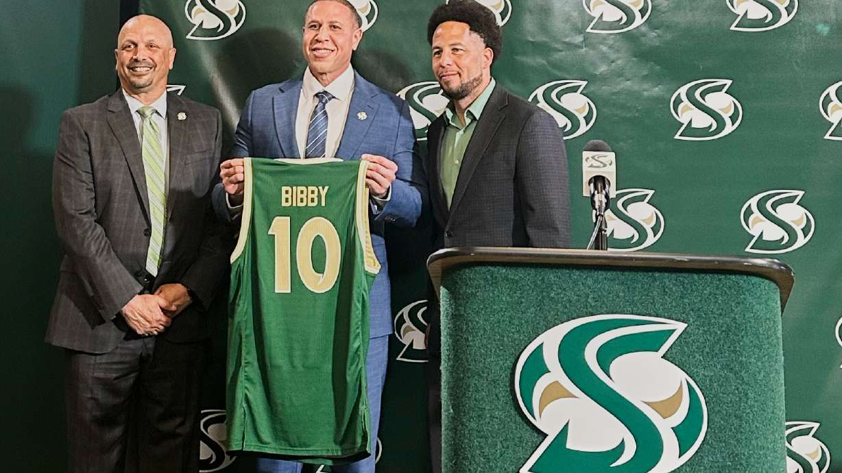 Mike Bibby, center, is introduced as the new head basketball coach of Sacramento State during an NCAA college basketball press conference, Tuesday, April 1, 2025 in Sacramento, Calif.