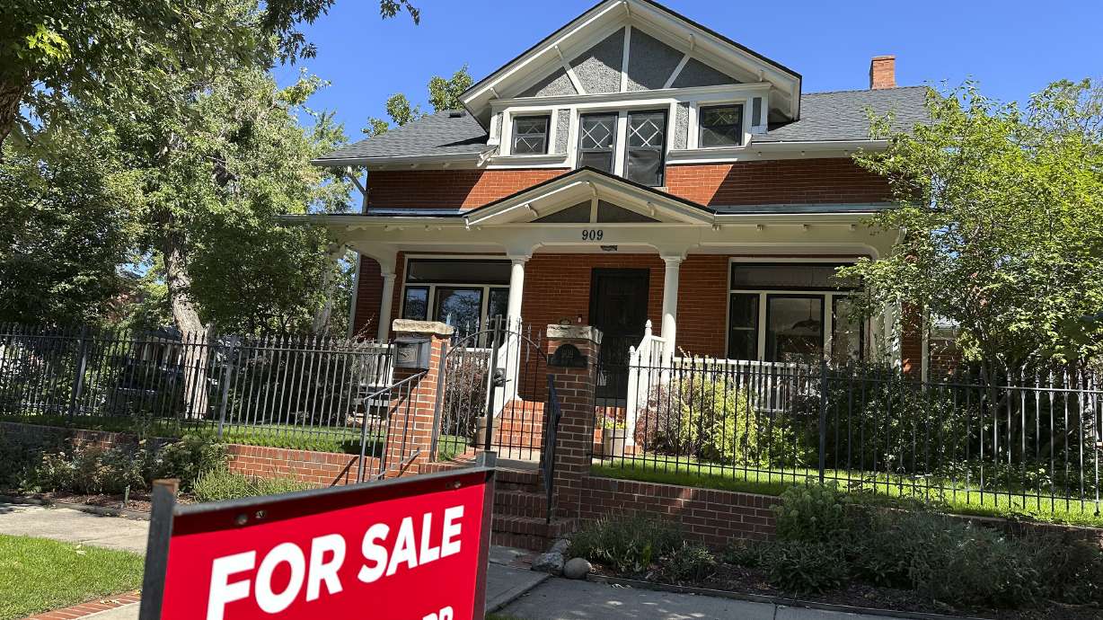 The average rate on a 30-year mortgage in the U.S. edged lower for the second week in a row.