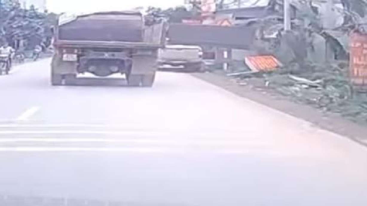An open tailgate looks to hit all the cars on the street in this Feb. 18 video from Phu Tho, Vietnam.
