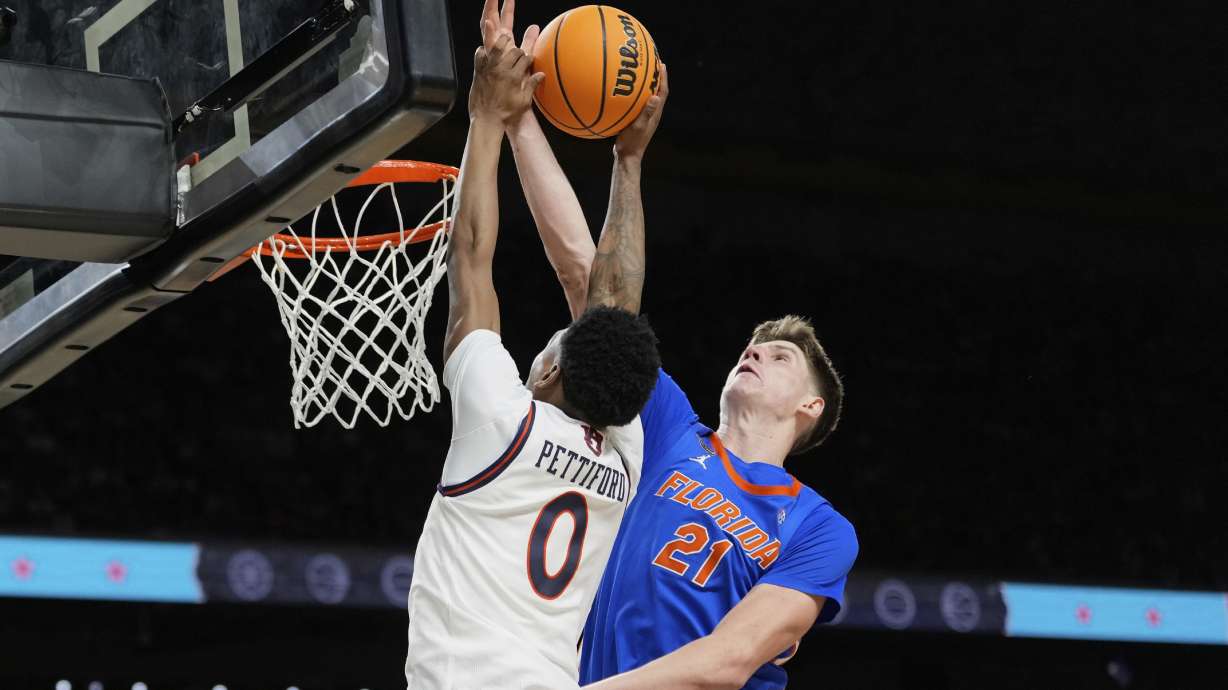 Auburn's Tahaad Pettiford (0) goes up for a shot as Florida's Alex Condon (21) defends during the second half in the national semifinals at the Final Four of the NCAA college basketball tournament, Saturday, April 5, 2025, in San Antonio.