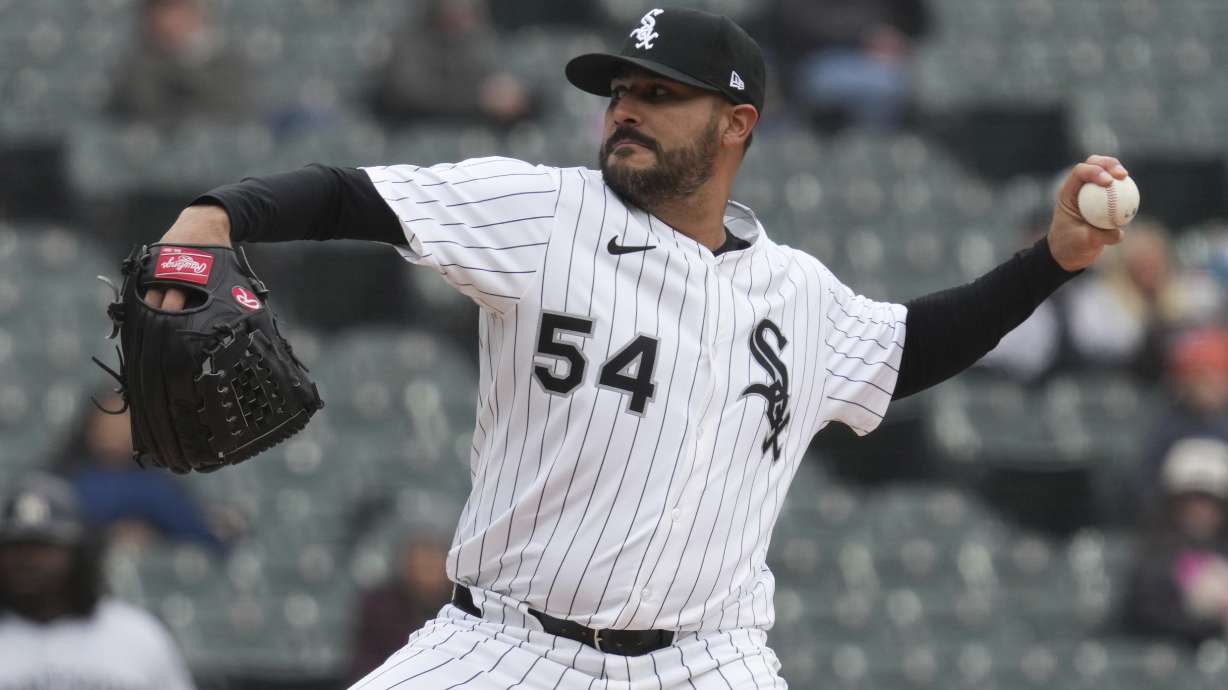 Chicago White Sox starting pitcher Martín Pérez throws against the Minnesota Twins during the first inning of a baseball game in Chicago, Monday, March 31, 2025.