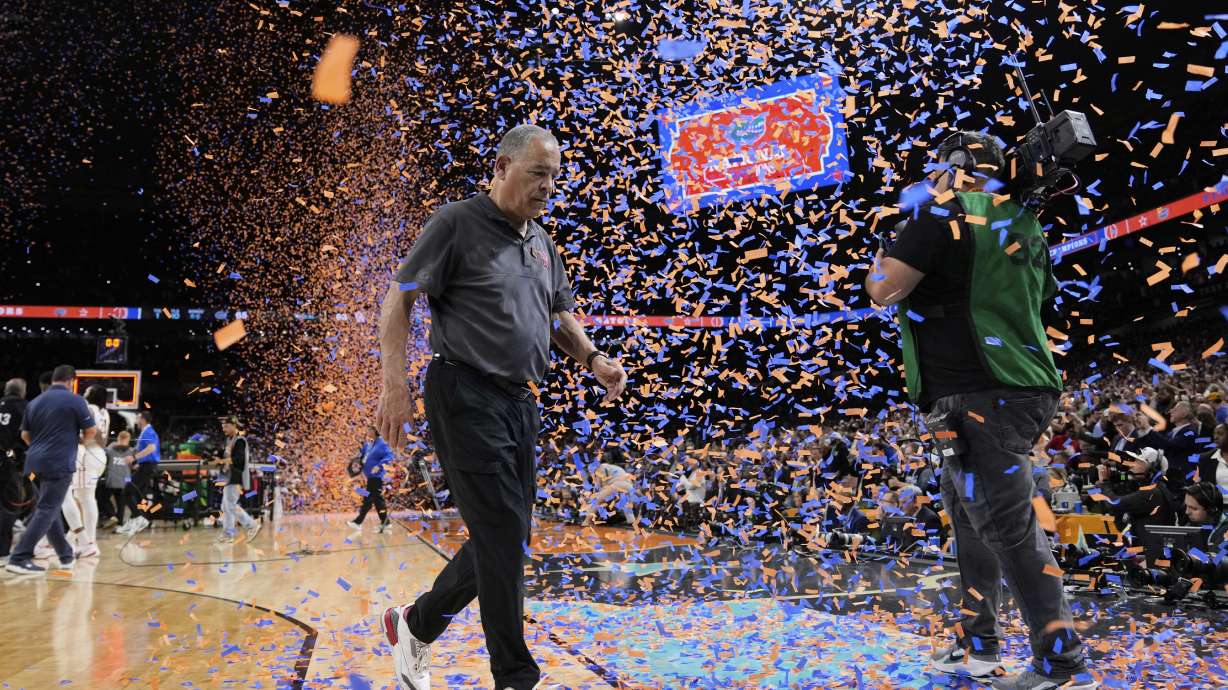 Houston head coach Kelvin Sampson leaves the court after Florida beat Houston in the national championship at the Final Four of the NCAA college basketball tournament, Monday, April 7, 2025, in San Antonio.