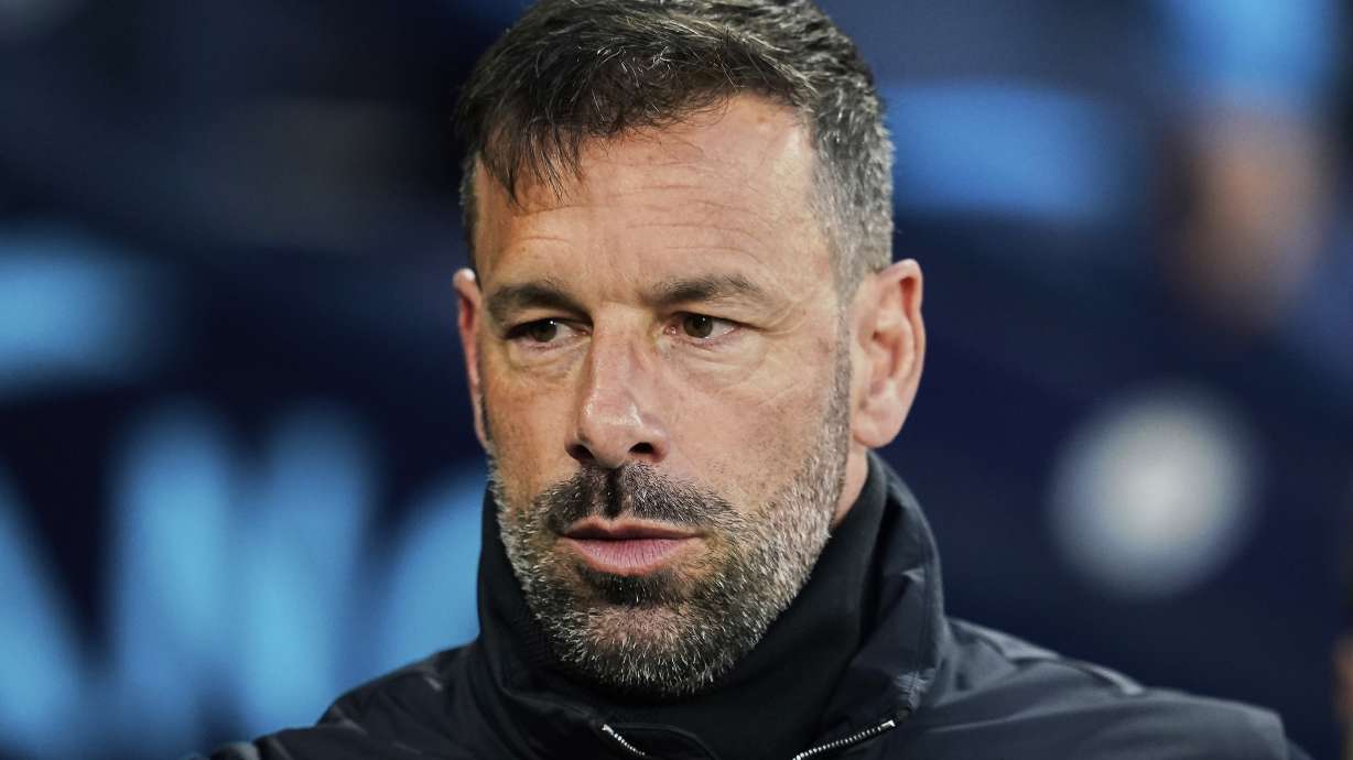 Leicester's head coach Ruud van Nistelrooy during the English Premier League soccer match between Manchester City and Leicester City at the Etihad stadium in Manchester, England, Wednesday, April 2, 2025.