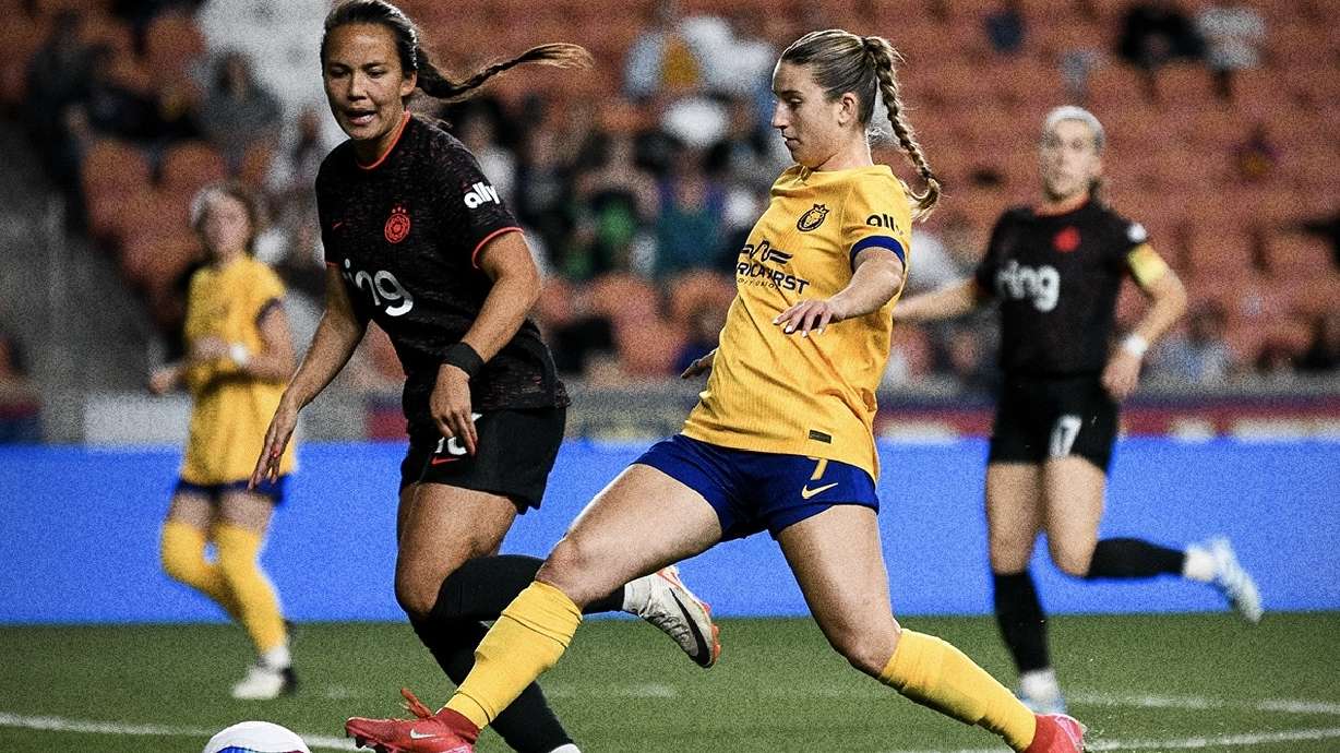Ally Sentnor reaches for the ball against the Portland Thorns.
