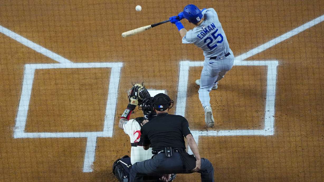 Los Angeles Dodgers' Tommy Edman (25) connects for a leadoff home run on the second pitch of the game by Texas Rangers starting pitcher Jacob deGrom during the first inning of a baseball game Friday, April 18, 2025, in Arlington, Texas.
