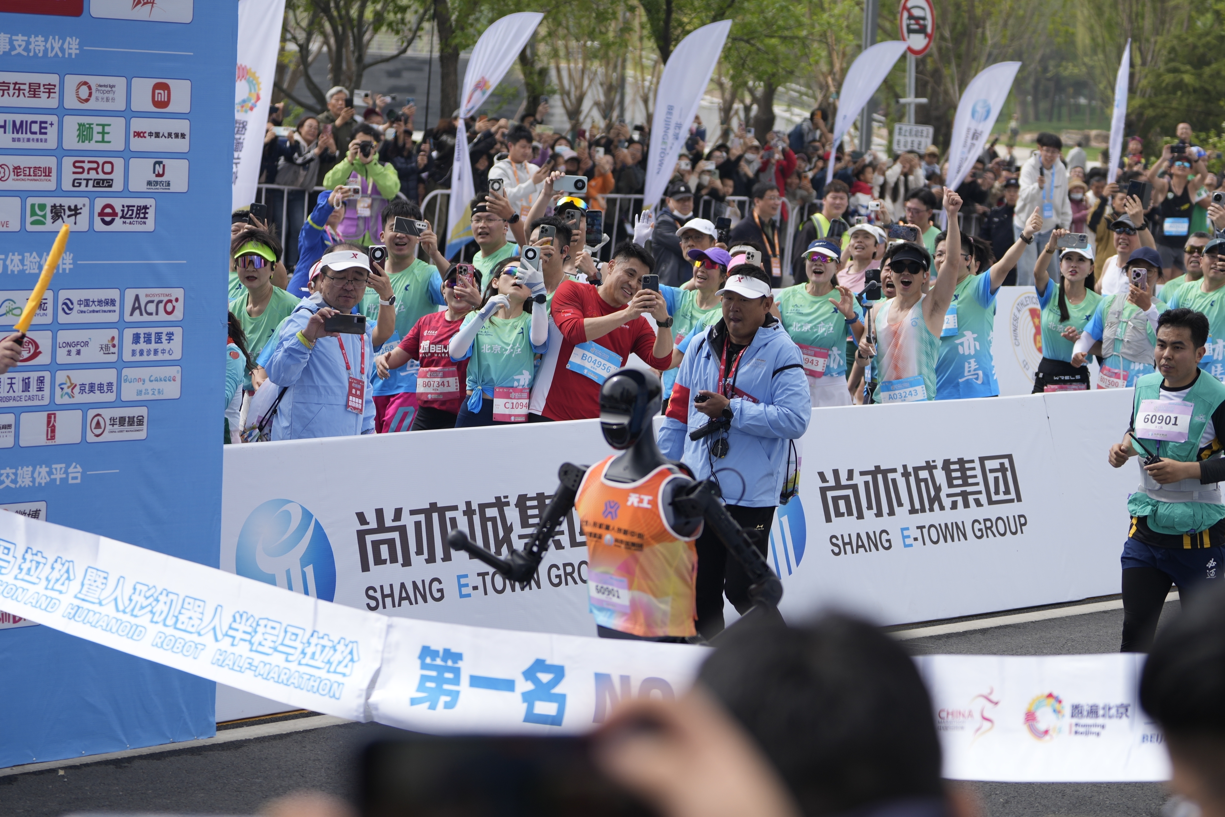 No sweat: Humanoid robots run a Chinese half-marathon alongside flesh-and-blood competitors