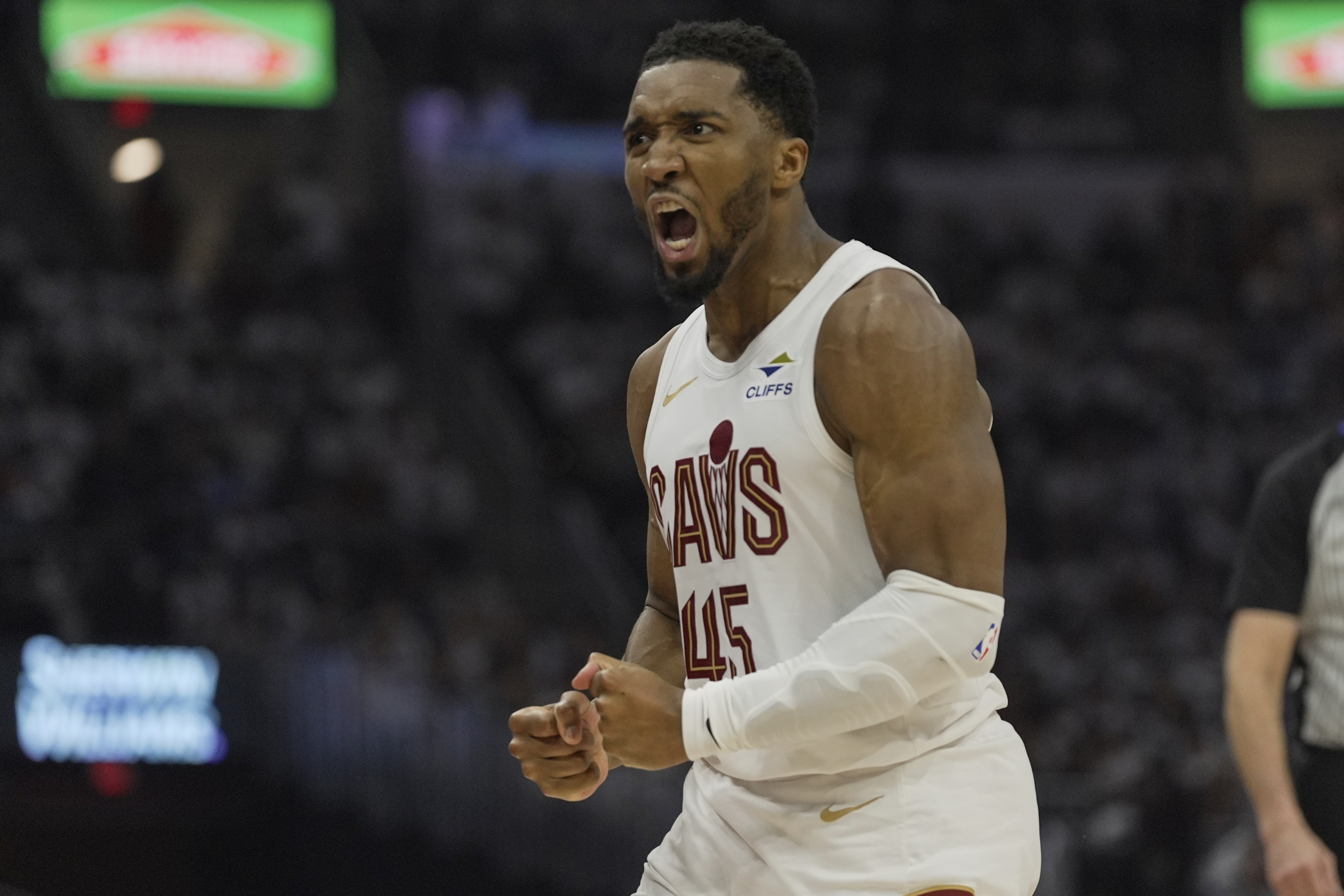 Mitchell, Jerome help Cavaliers rout Heat 121-100 in Game 1 of 1st-round series