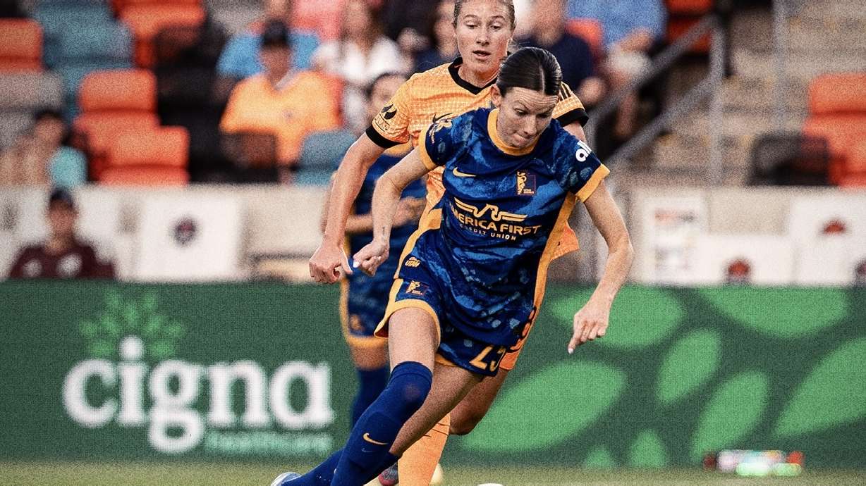Cece Kizer, right, dribbles away from a Houston Dash defender.