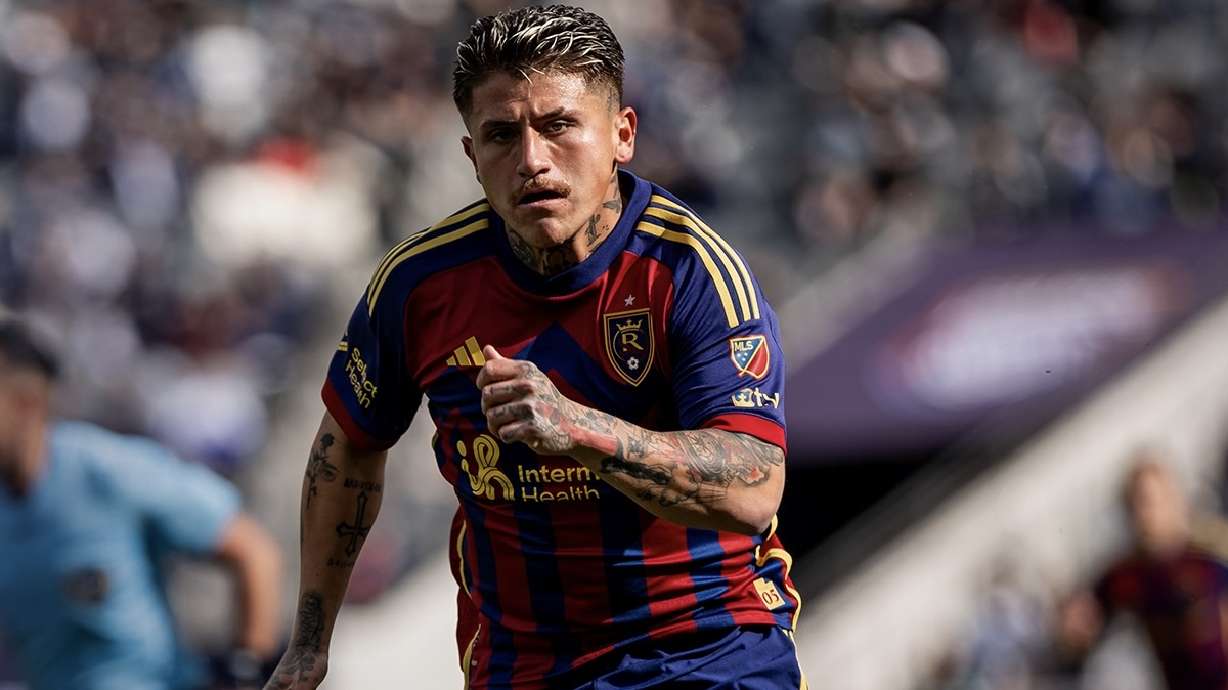Diego Luna dribbles against San Diego FC.