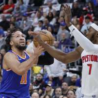 Brunson scores 32, Towns adds 27, Knicks beat Pistons as Game 4 ends with missed foul call