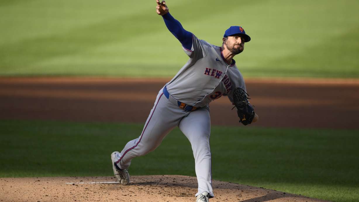 New York Mets starting pitcher Clay Holmes throws during the second inning of a baseball game against the Washington Nationals, Saturday, April 26, 2025, in Washington.