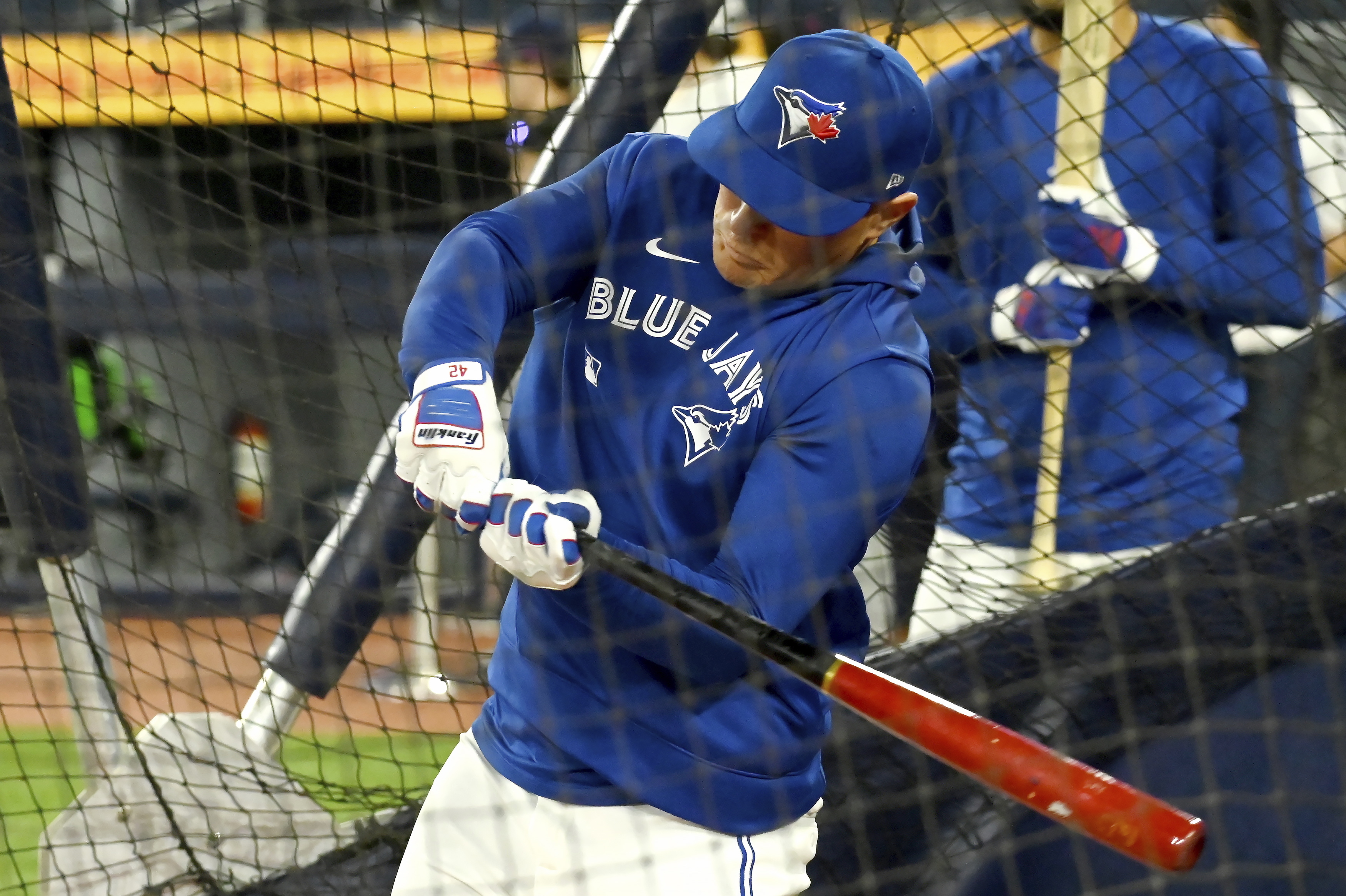 Toronto Gold Glove OF Varsho makes stunning, backhanded catch in season debut against Boston