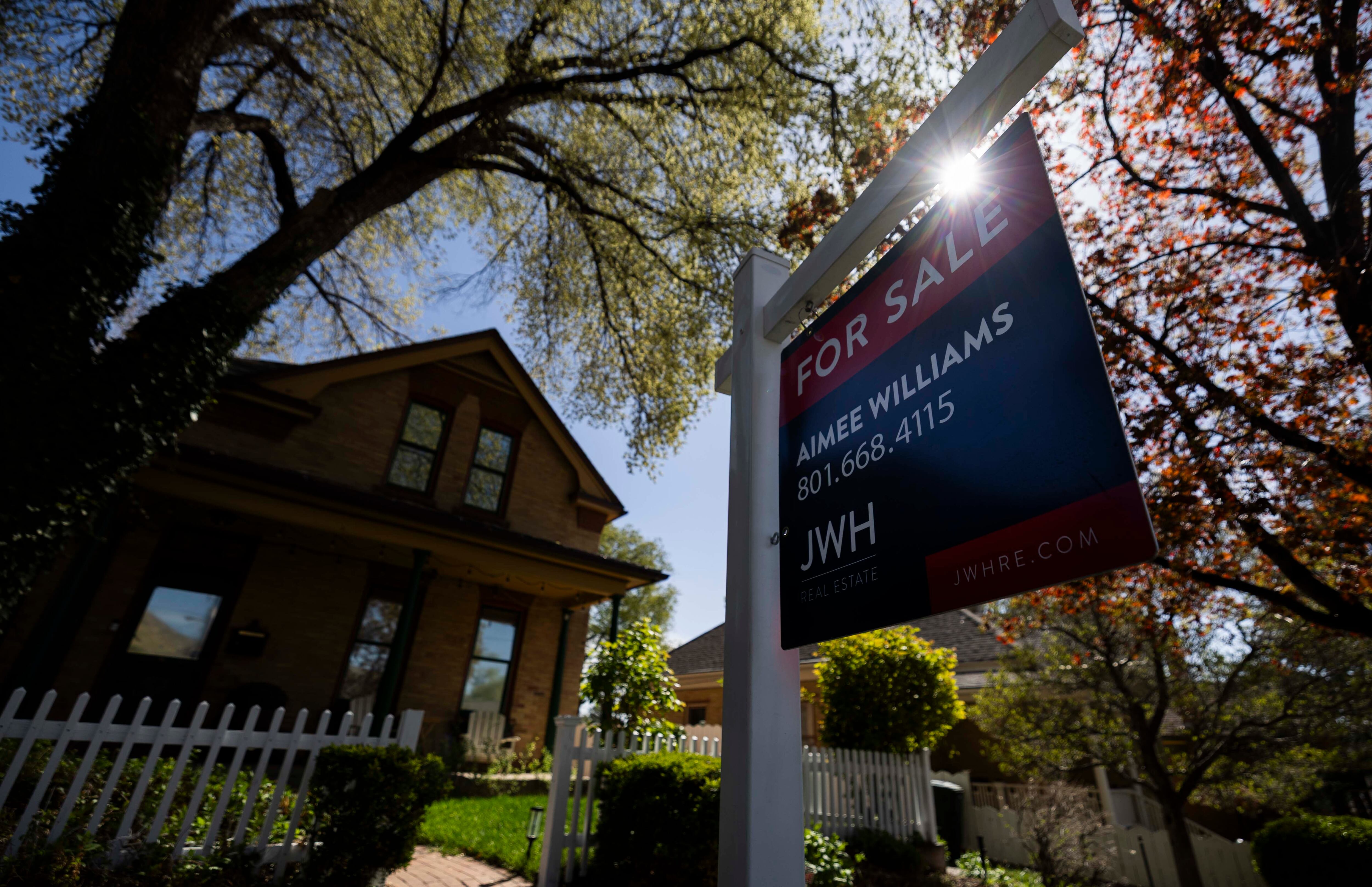 There's a widening gap between home listing and sale prices. What that means for buyers