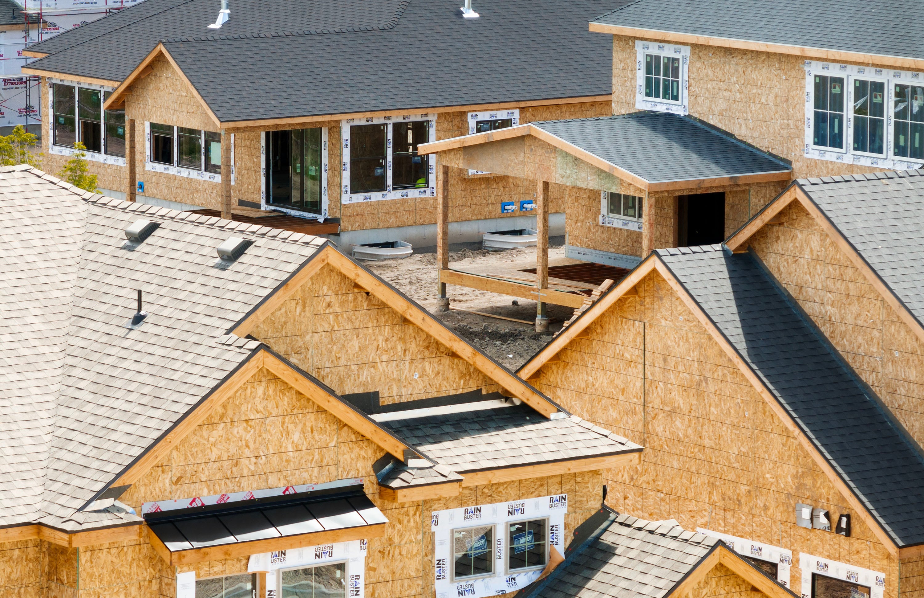 Homebuilders offer bigger incentives to lure buyers