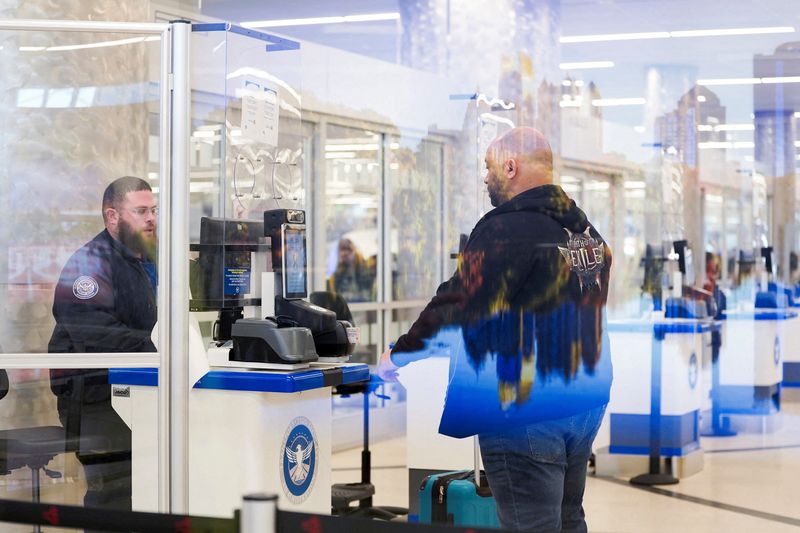 White House seeks to cut TSA funding and boost air, rail safety