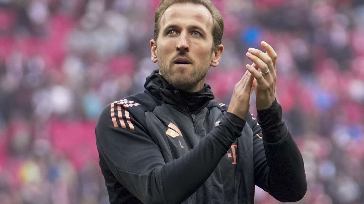 Bayern's Harry Kane applauds supporters at the end of the German Bundesliga soccer match between RB Leipzig and FC Bayern Munich at the Red Bull Arena in Leipzig, Germany, Saturday, May 3, 2025.