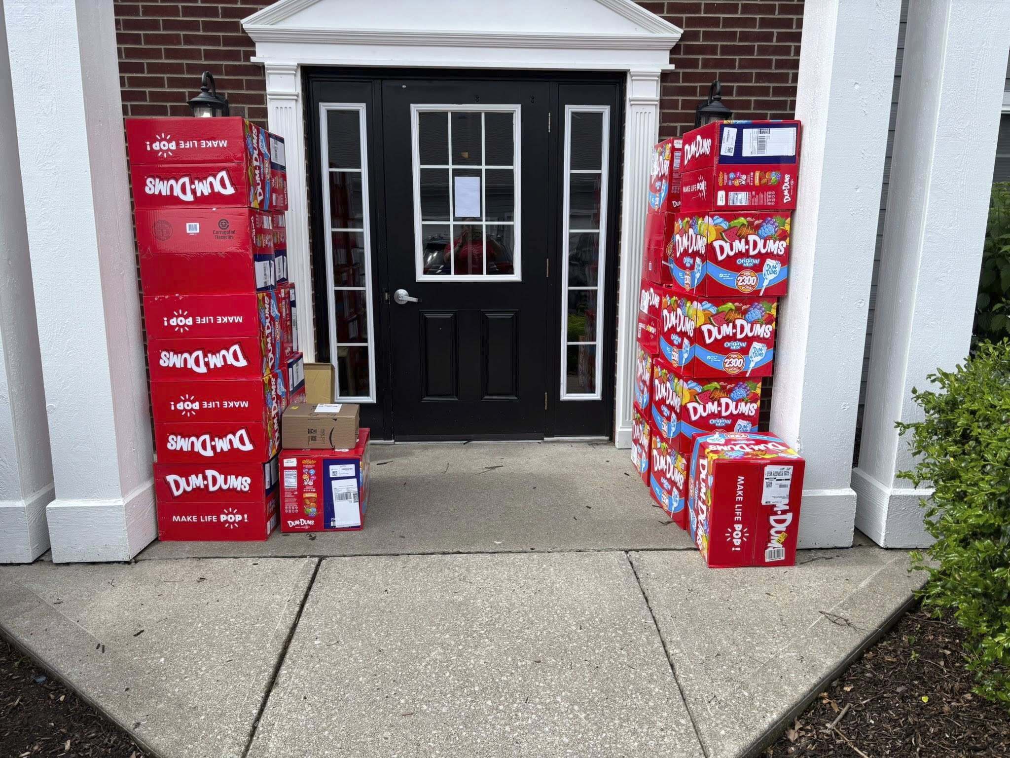 Kentucky boy uses mother's phone to order 70,000 Dum-Dum suckers to share with his friends