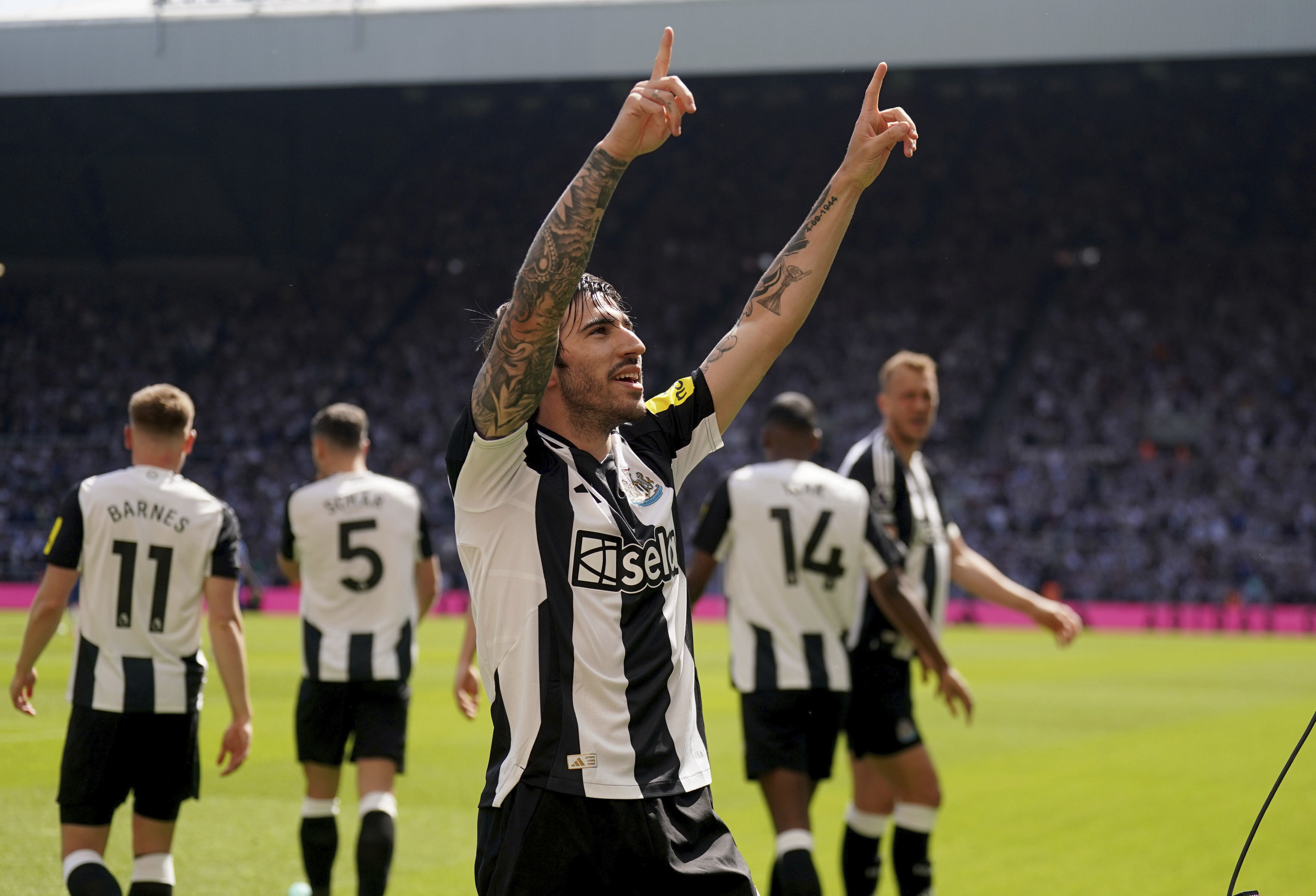 Arsenal and Newcastle to meet in Premier League showdown as Champions League race intensifies
