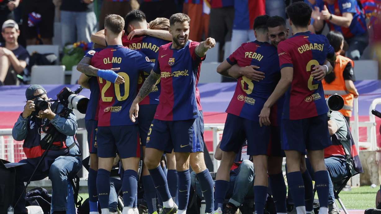 Barcelona players celebrate after a goal during the La Liga soccer match between Barcelona and Real Madrid in Barcelona, Spain, Sunday, May 11, 2025. AP Photo/Joan Monfort)