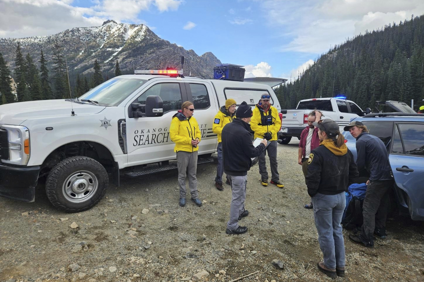 3 climbers fell 400 feet to their death. 1 survived and drove to a pay phone