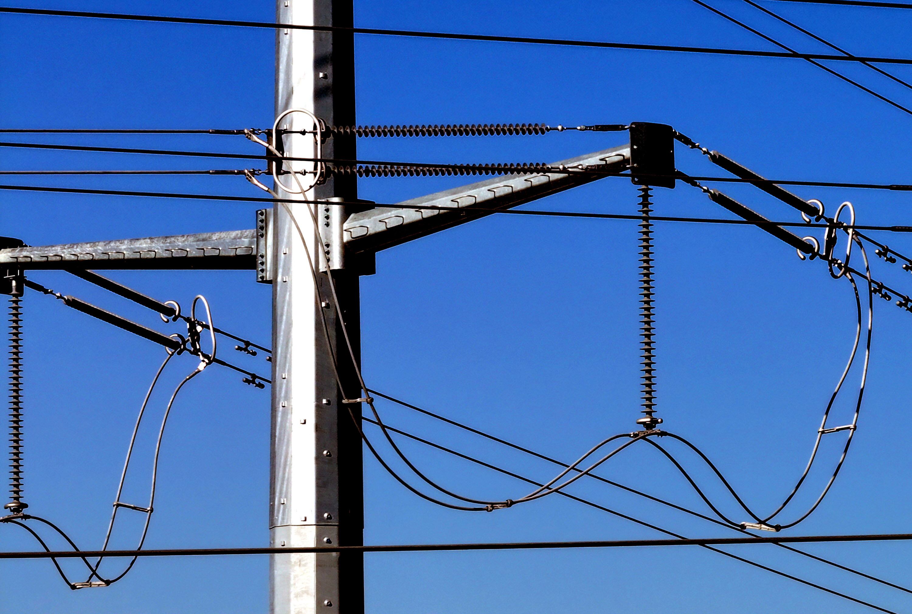 Politics and managing the electrical grid do not mix, panelists say 