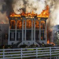 Fire destroys a sprawling mansion on a former Louisiana sugar plantation