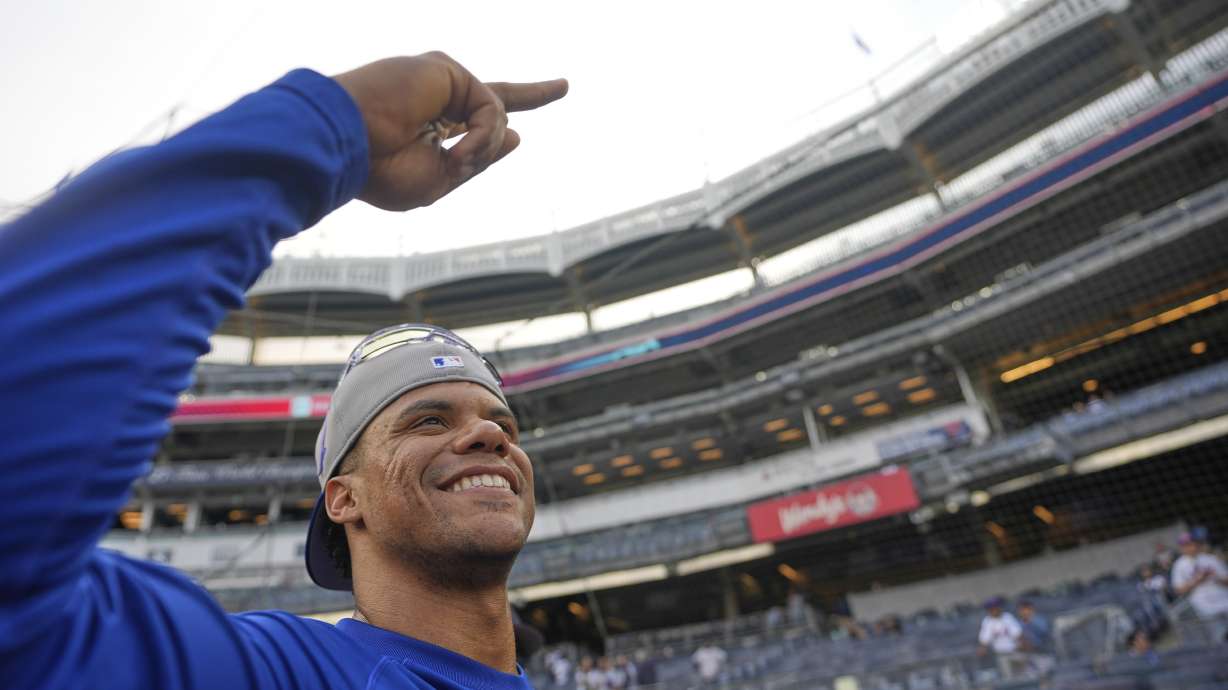 New York Mets' Juan Soto greets fans before a baseball game against the New York Yankees Friday, May 16, 2025, in New York.