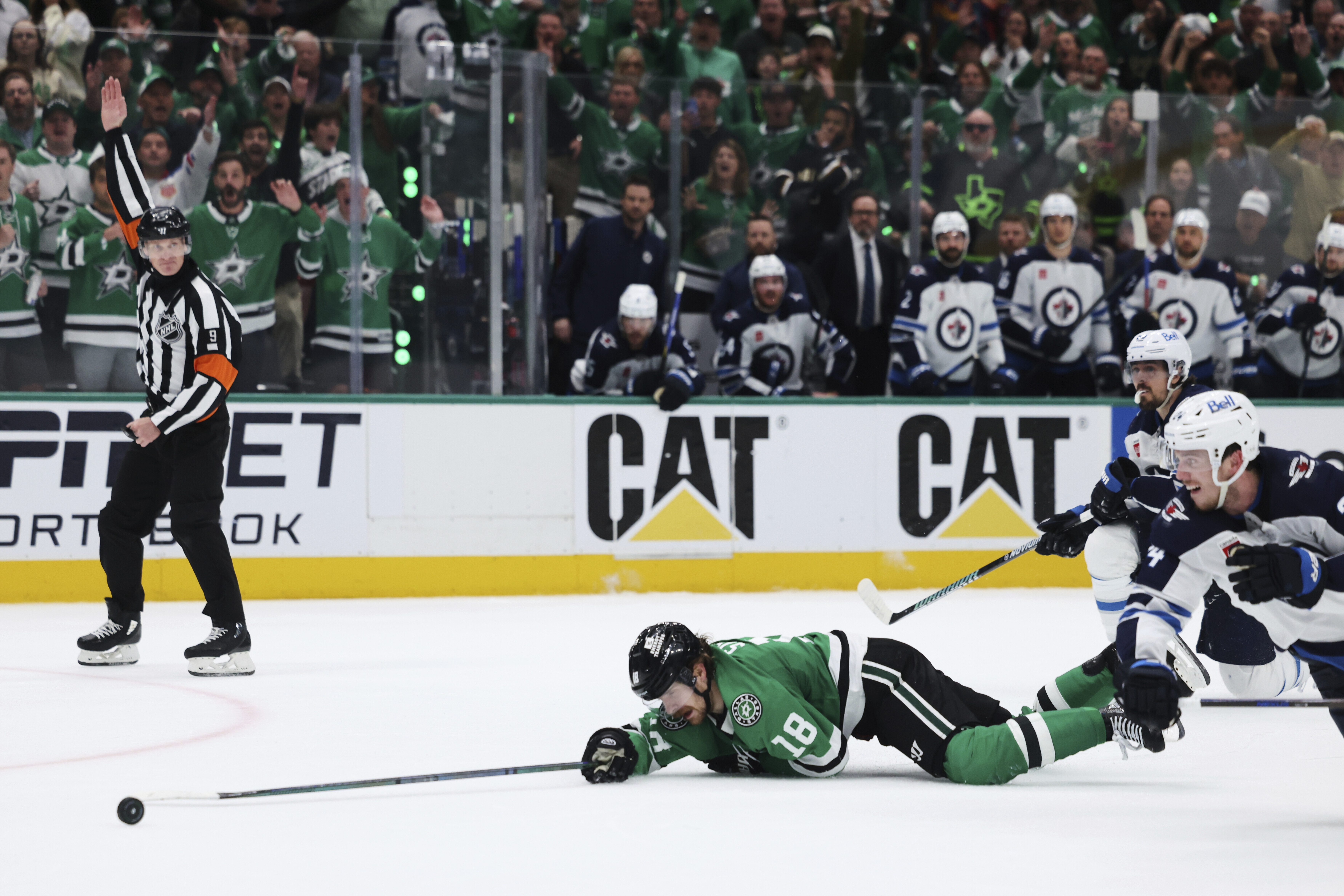 Harley scores on OT power play, Stars beat Jets 2-1 to reach 3rd straight West final