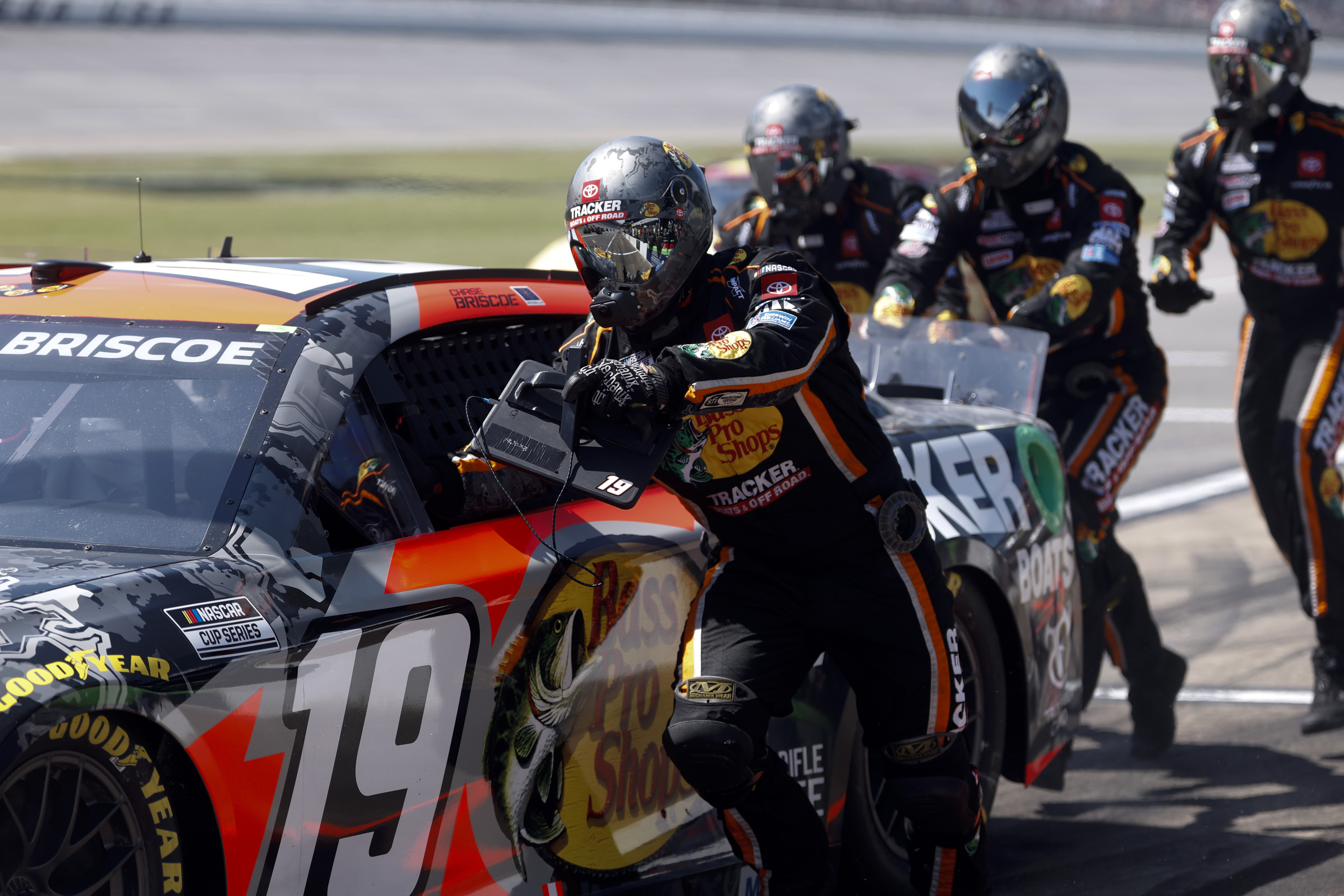 Kyle Larson to start on front row at Coca-Cola 600 alongside pole sitter Chase Briscoe