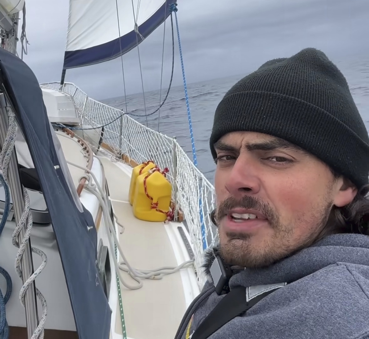 An Oregon man who quit his job to set sail with his cat arrives to cheering fans in Hawaii
