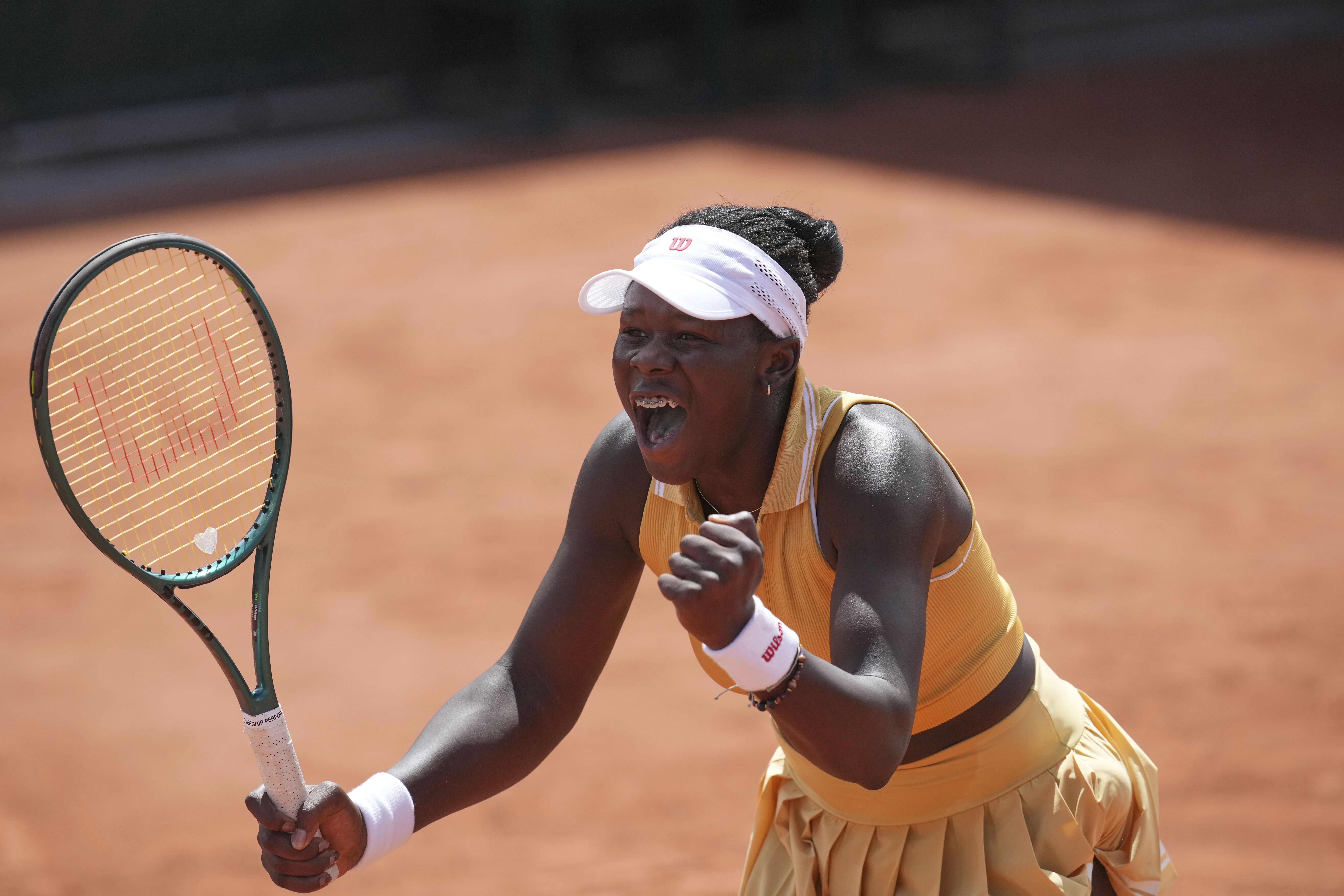 Canada's Victoria Mboko celebrates beating New Zealand's Lulu Sun during their first round match of the French Tennis Open, at the Roland-Garros stadium, in Paris, Sunday May 25, 2025. 