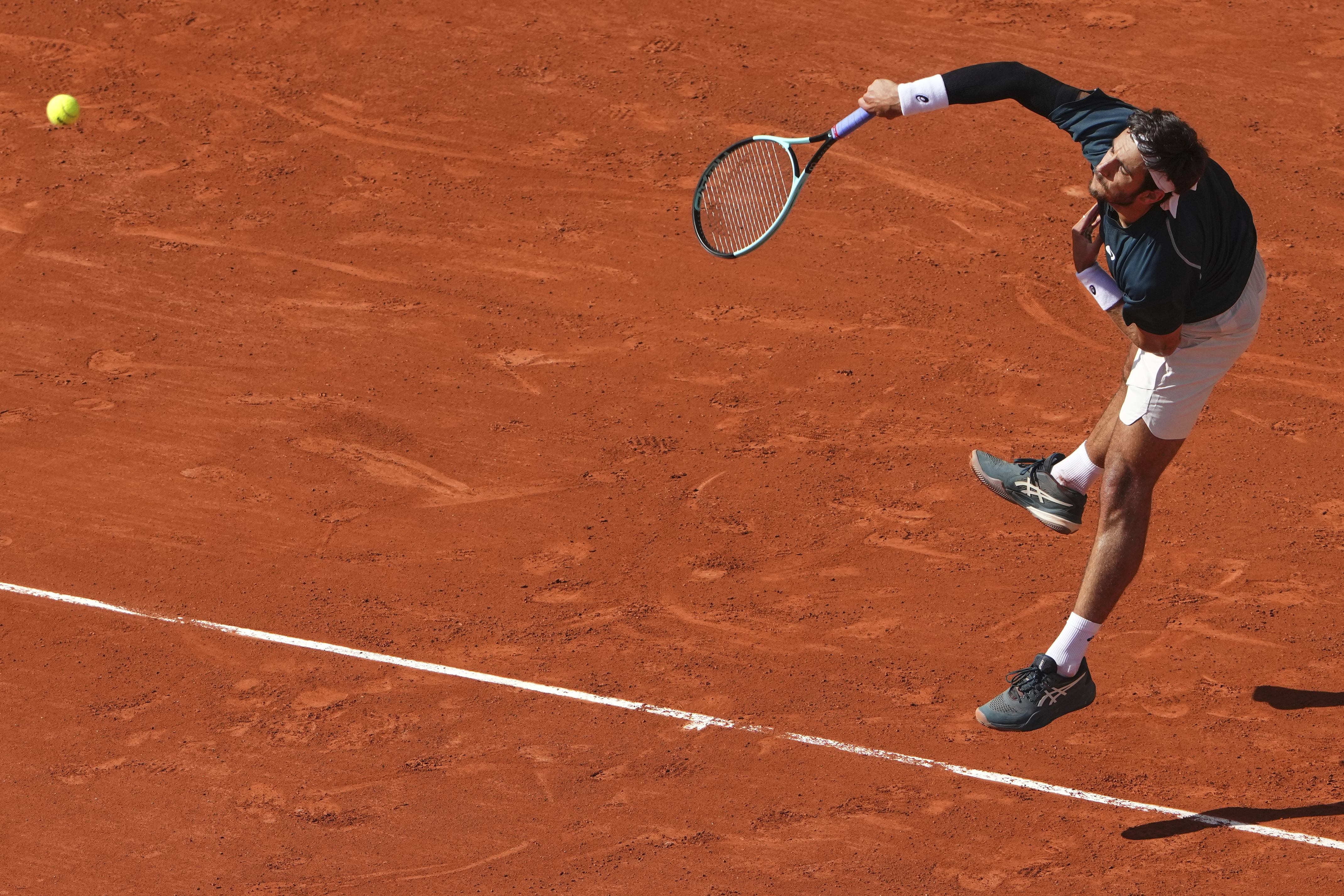Italy's Lorenzo Musetti serves against Germany's Yannick Hanfmann during their first round match of the French Tennis Open at the Roland Garros stadium, in Paris, Sunday May 25, 2025. 