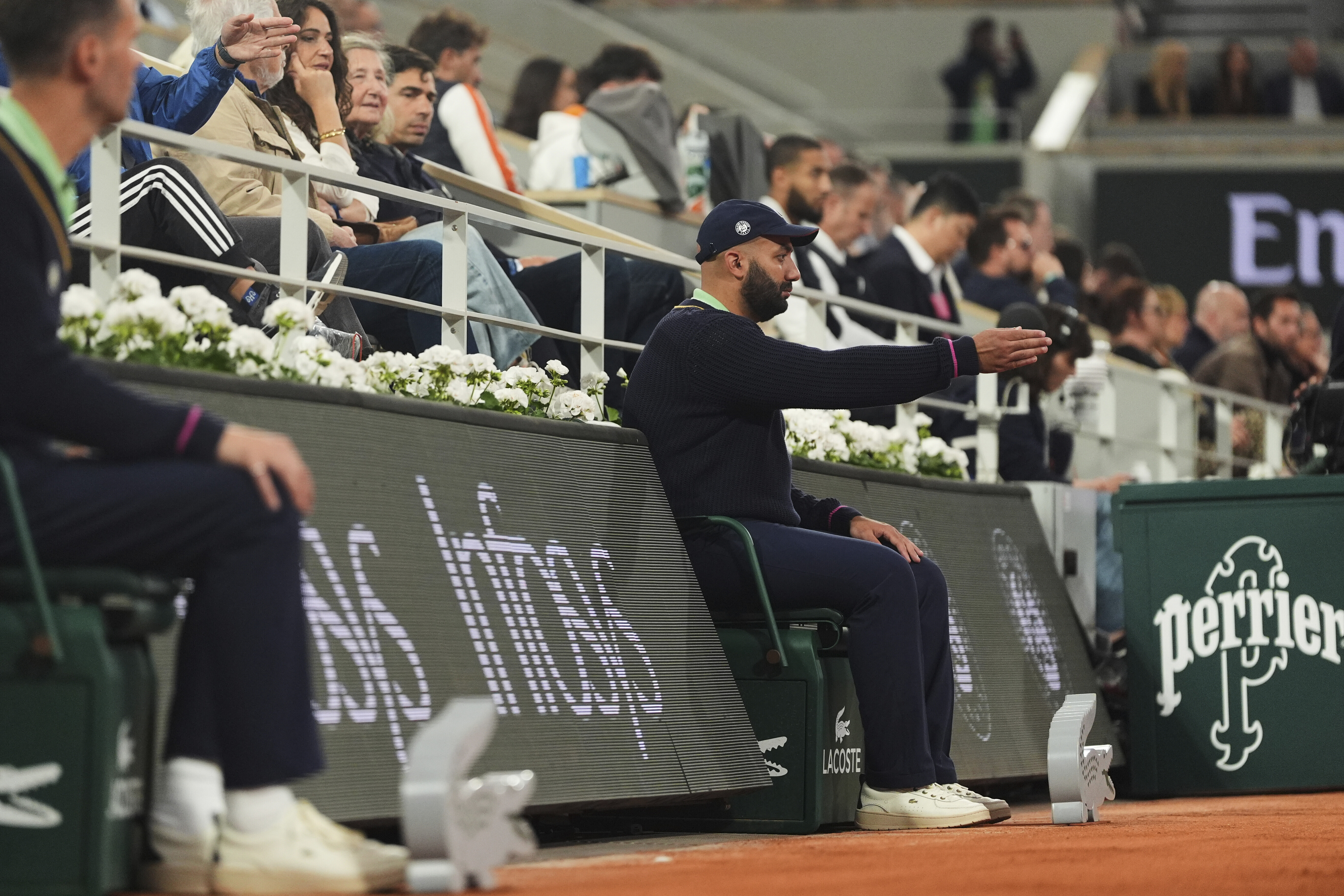 A line judge makes a call as Russia's Anastasia Pavliuchenkova plays China's Zheng Qinwen during their first round match of the French Tennis Open at the Roland Garros stadium, in Paris, Sunday May 25, 2025. 