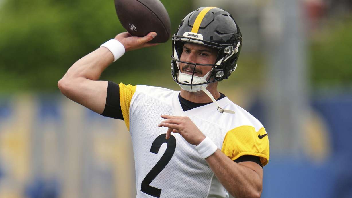 Pittsburgh Steelers quarterback Mason Rudolph throws a pass during NFL football practice in Pittsburgh, Tuesday, May 27, 2025.