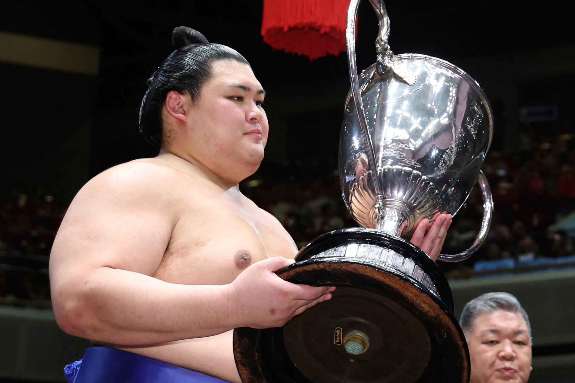 Onosato receives the trophy after winning in a sumo wrestling tournament at Ryogoku Kokugikan arena in Tokyo, Sunday, May 25, 2025. 